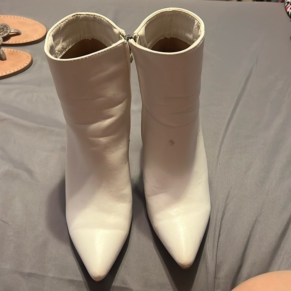 Women’s white boots with a cute heel!